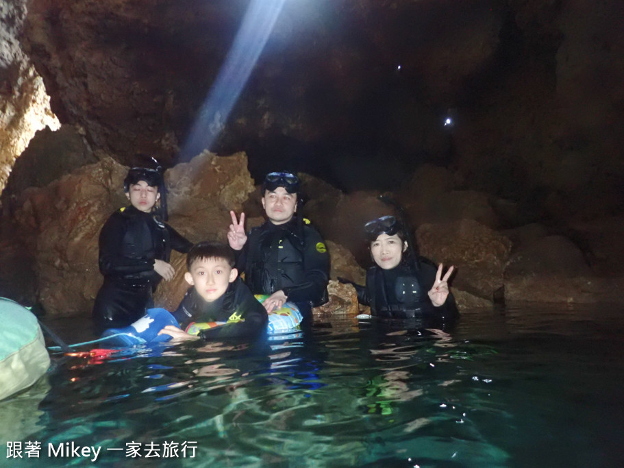 跟著 Mikey 一家去旅行 - 【 沖繩 】青之洞窟浮潛