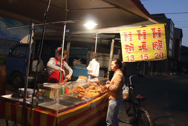 跟著 Mikey 一家去旅行 - 【 後壁 】夜晚的菁寮老街