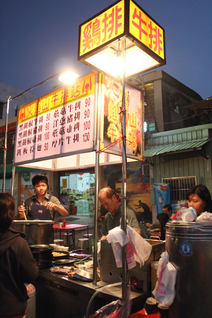 跟著 Mikey 一家去旅行 - 【 後壁 】夜晚的菁寮老街