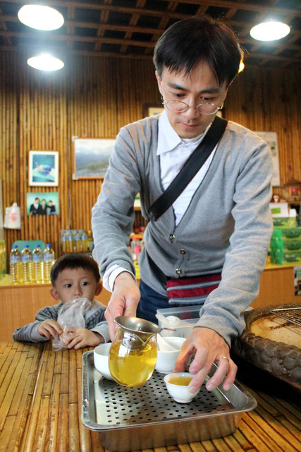 跟著 Mikey 一家去旅行 - 【 竹山 】軟鞍八卦茶園