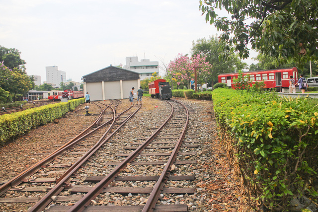 跟著 Mikey 一家去旅行 - 【 嘉義 】阿里山鐵道車庫園區