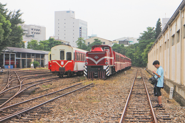 跟著 Mikey 一家去旅行 - 【 嘉義 】阿里山鐵道車庫園區