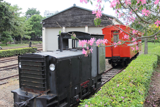 跟著 Mikey 一家去旅行 - 【 嘉義 】阿里山鐵道車庫園區