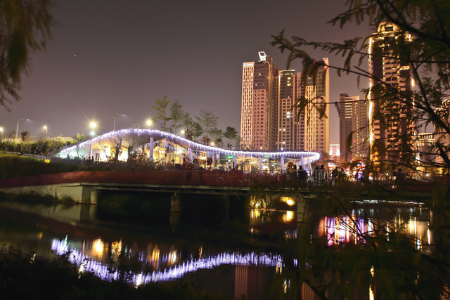 跟著 Mikey 一家去旅行 - 【 台中 】秋紅谷公園