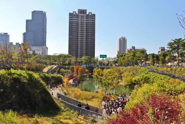 跟著 Mikey 一家去旅行 - 【 台中 】秋紅谷公園