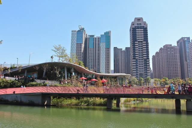 跟著 Mikey 一家去旅行 - 【 台中 】秋紅谷公園