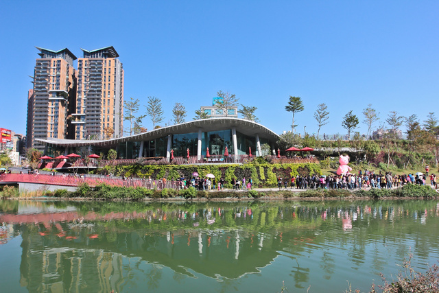 跟著 Mikey 一家去旅行 - 【 台中 】秋紅谷公園