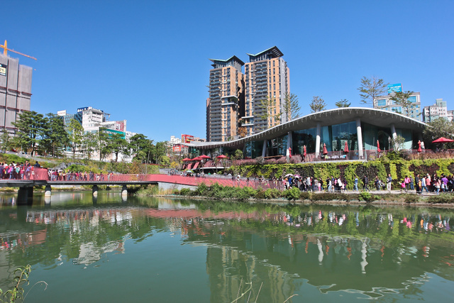 跟著 Mikey 一家去旅行 - 【 台中 】秋紅谷公園