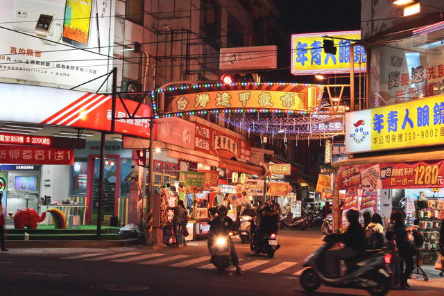 跟著 Mikey 一家去旅行 - 【 台中 】逢甲夜市