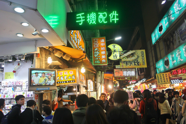 跟著 Mikey 一家去旅行 - 【 台中 】逢甲夜市