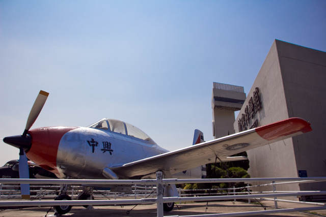 跟著 Mikey 一家去旅行 - 【 大園 】航空科學館