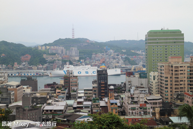 跟著 Mikey 一家去旅行 - 【 基隆 】龍貓公車亭