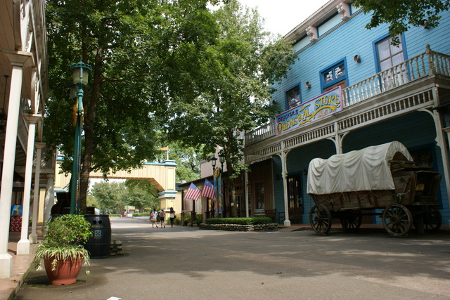 跟著 Mikey 一家去旅行 - 【 關西 】六福村主題遊樂園 - 美國大西部