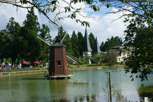 跟著 Mikey 一家去旅行 - 【 仁愛 】小瑞士花園