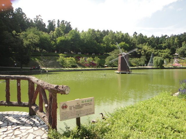 跟著 Mikey 一家去旅行 - 【 仁愛 】小瑞士花園