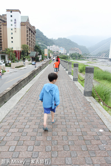 跟著 Mikey 一家去旅行 - 【 卑南 】知本街道